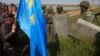 Российские военные заблокировали проход крымским татарам, желающим встретить Мустафу Джемилева, Армянск, 3 мая 2014 года