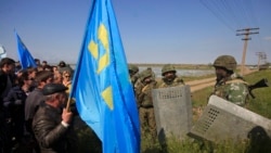Российские военные пытаются заблокировать путь для крымских татар, пересекающих КПП между Крымом и Херсонской областью, чтобы встретиться с Мустафой Джемилевым. Армянск, 3 мая 2014 года