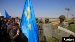 Российские военные пытаются блокировать проход крымским татарам в Армянске 3 мая 2014 года