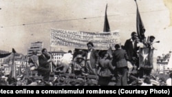 „Stalin și poporul rus, libertate ne-a adus” spuneau comuniștii români. „Revoluția de eliberare națională” a fost de fapt invazia sovietică. În fotografie, Armata Roşie în Piaţa Naţiunii, București (30-31 august 1944). Fototeca online a comunismului românesc.cota:109/1944.