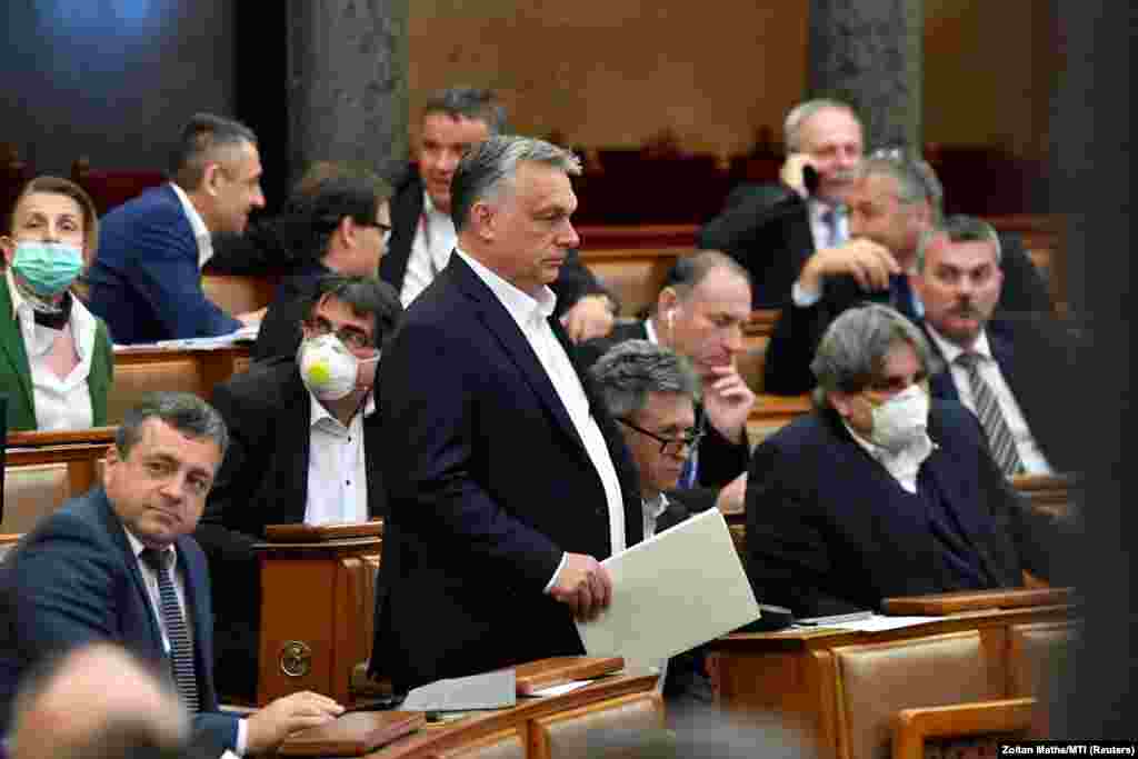 УНГАРИЈА - Унгарскиот парламент денеска изгласа да му овозможи на премиерот Виктор Орбан да владее со декрет во обид да ги намали последиците од пандемијата на коронавирусот. Парламентот во кој доминираат пратениците од национал-конзревативната партија на Орбан, Фидес, го изгласа законот со кој му се даваа вонредни обврски