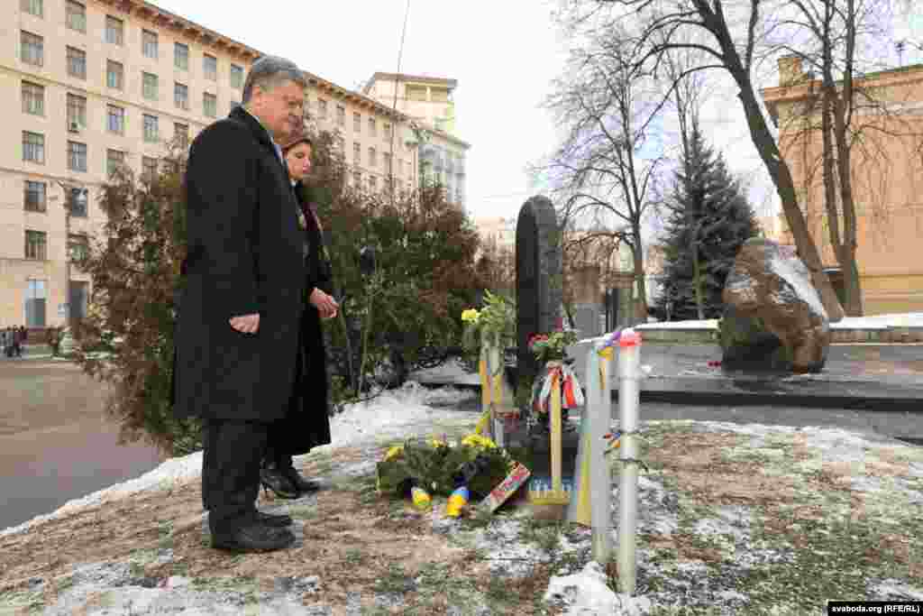 Прэзыдэнт Украіны Пятро Парашэнка разам з жонкай Марынай ушаноўваюць памяць Міхася Жызьнеўскага і Сяргея Нігаяна, якія сталі першымі ахвярамі сутычак паміж удзельнікамі масавай акцыі пратэсту ў Кіеве і праваахоўнымі органамі. Кіеў, 22 студзеня 2017 году