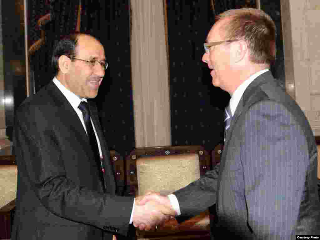 Iraq -- Iraq's Prime Minister Nuri Al-Maliki (L) shakes hands with U.S. Acting Assistant Secretary of State for Near Eastern Affairs Jeffrey Feltman, at his office in Baghdad, 14Aug2010 - Iraq,Baghda, Al-Maliki and Jeffrey Feltman 