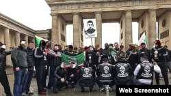 Guerilla Nation под сенью пулеметчика Ханпаши Нурадилова (фото с сайта bz-berlin.de)