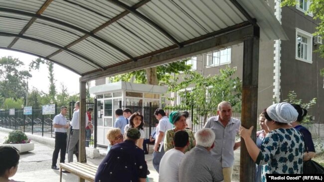 У здании городского суда Худжанда
