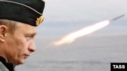 До войны в 2012 году дело не дойдет, считают эксперты. Президент РФ на учениях российского флота (фото из архива) 