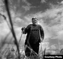 Вафір Гусманов допомагав очищати береги річки Теча після аварії на атомній електростанції «Маяк» у 1957 році. У Гусманова розвинулася променева хвороба, яка вплинула на його кістки