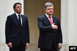 Президент України Петро Порошенко (праворуч) та прем'єр-міністр Італії Маттео Ренці під час українського гімну в резиденції Палаццо Кіджі. Рим, 19 листопада 2015 року