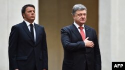 Маттео Ренці (л) і Петро Порошенко (п) під час виконання гімну України перед їхньою зустріччю, Рим, 19 листопада 2015 року
