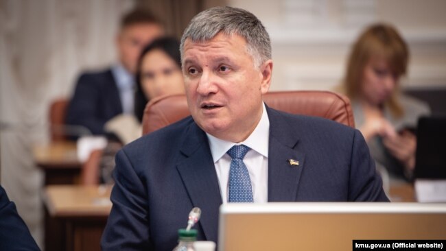 На думку Деканоїдзе, за відставку, як і за призначення міністром МВС Арсена Авакова, відповідальність несе, зокрема. президент