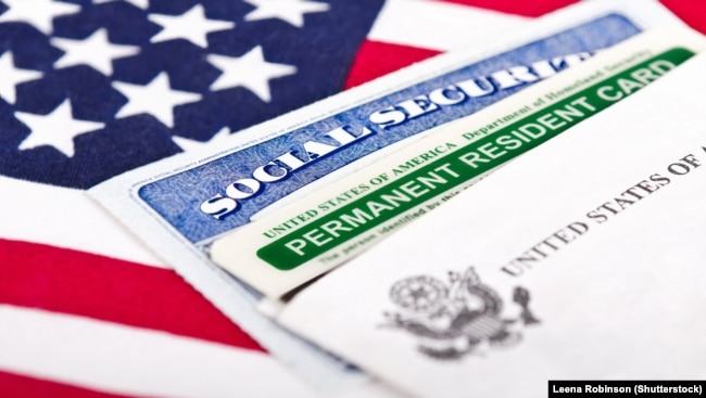 Sigurimi social i Amerikës dhe Green Card, pranë një flamuri amerikan.