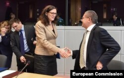 Cecilia Malmstrom cu ministrul rus al economiei Aleksei Uliukaev și șeful diplomației ucrainene Pavlo Klimkin, in Brussels, 21 dec., 2015