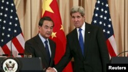 Secretarul de stat John Kerry (dr.) ministrul de externeal Chinei, Wang Yi la întîlnirea lor de marți la Departamentul de Stat la Washington