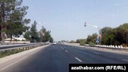 Benzin gytçylygy dowam edýär. Köçelerde ulag göze ilmeýär