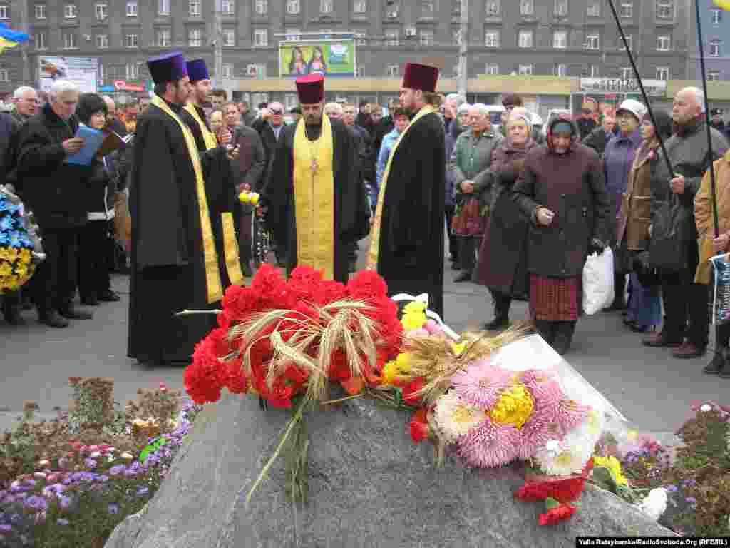 Ukraine -- Ukrainian citizens mourn Holodomor victims, Dnipropetrovsk, 23Nov2013