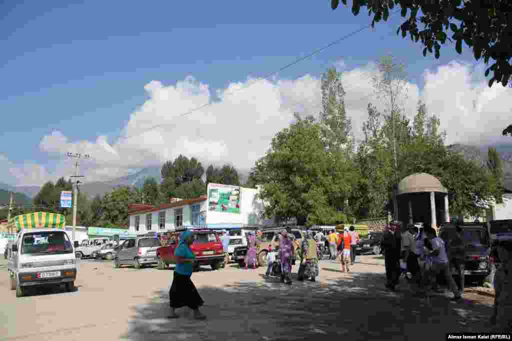Центр Арстанбапа. Налево дорога ведет к бывшим пионерским лагерям, направо к местному базару