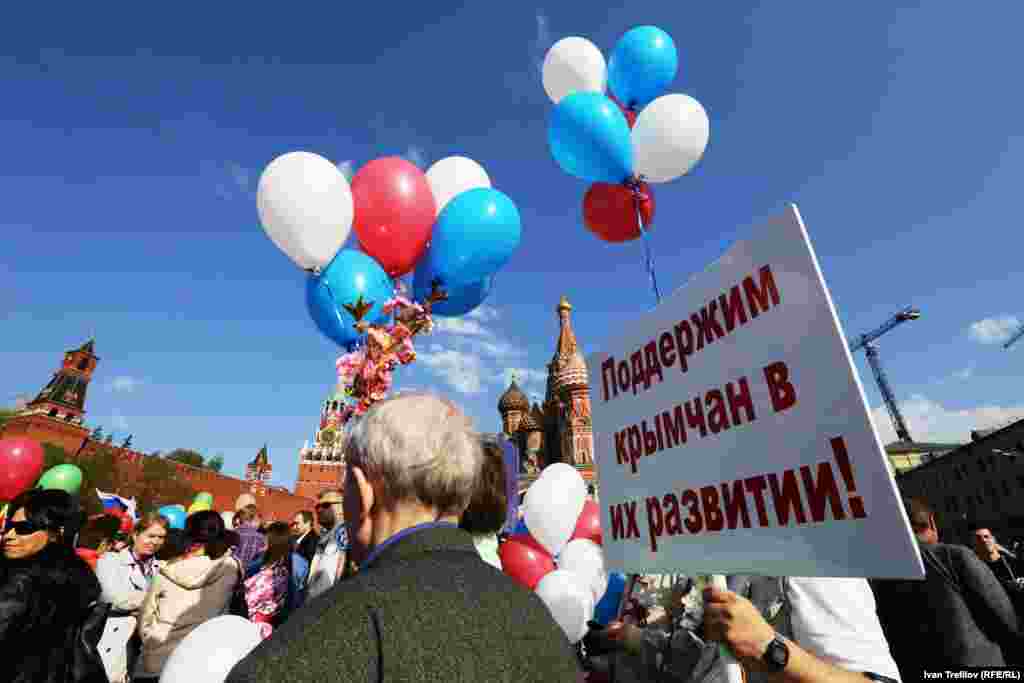 Официальное первомайское шествие. Лозунги в поддержку политики России по аннексии Крыма&nbsp;