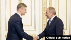 Armenia -- Prime Minister Nikol Pashinian (R) meets with Oleg Belozerov, chief executive of Russian Railways, Yerevan, October 8, 2019.