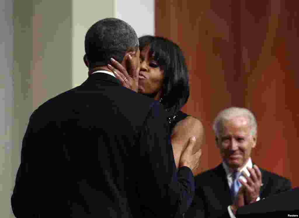 باراک اوباما، رئيس جمهوری آمريکا، روز&nbsp; يکشنبه اول بهمن ماه (۲۰ ژانويه) در مراسمی&nbsp; خصوصی در کاخ سفيد سوگند ياد کرد. بوسه میشل اوباما، پس از ادای سوگند رئیس جمهور آمریکا.