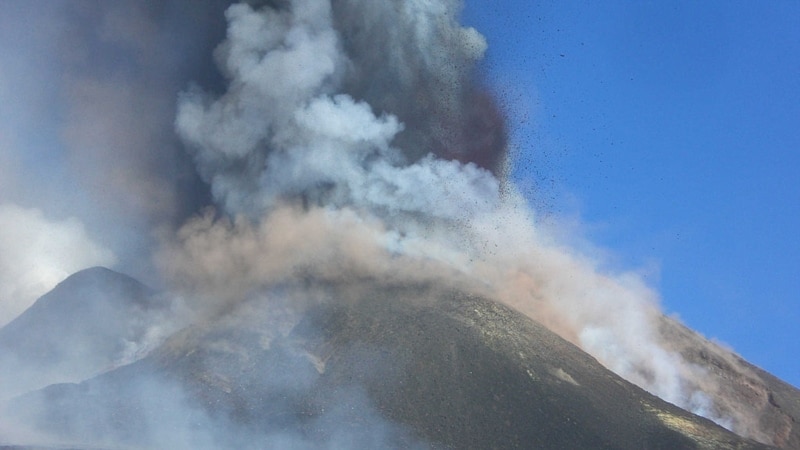 Лава и пепел излегуваат од пукнатините на вулканот Етна 