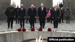 Premierul armean Nikol Pashinian și președintele Armen Sarkissian, în vizită la Memorialul Genocidului din Erevan, la începutul acestei luni