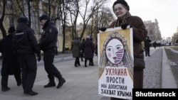Пікет проти анексії Росією Криму. Петербург, 18 березня 2016 року (©Shutterstock)