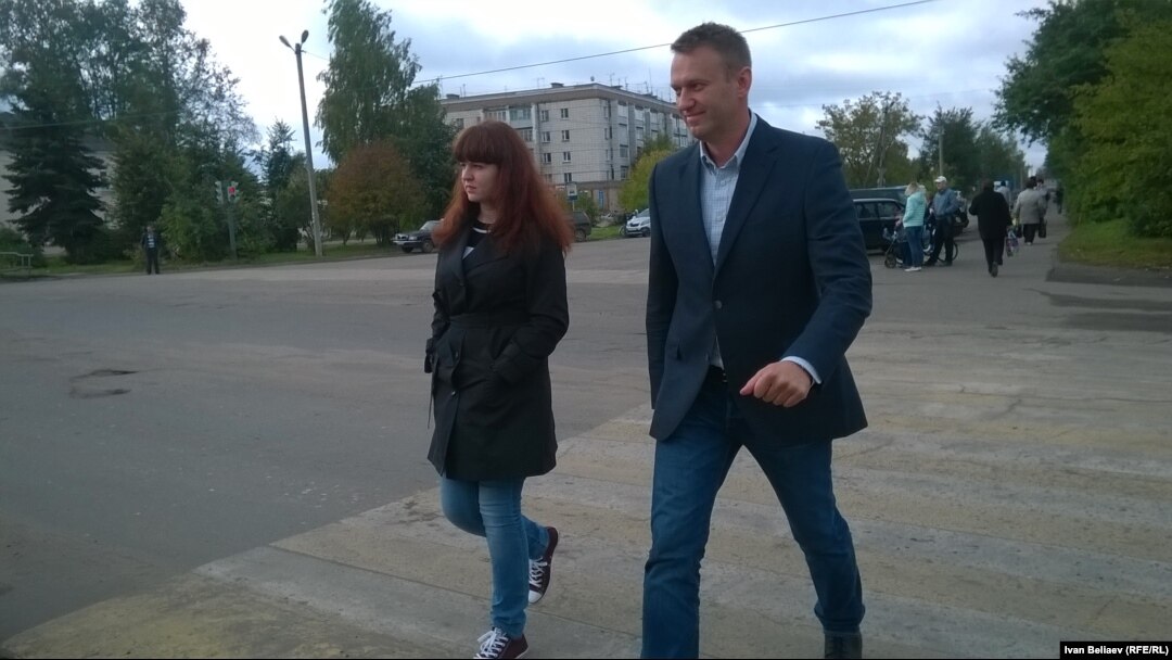 Kira Yarmysh (left) and Aleksei Navalny arrive for a meeting in 2015.