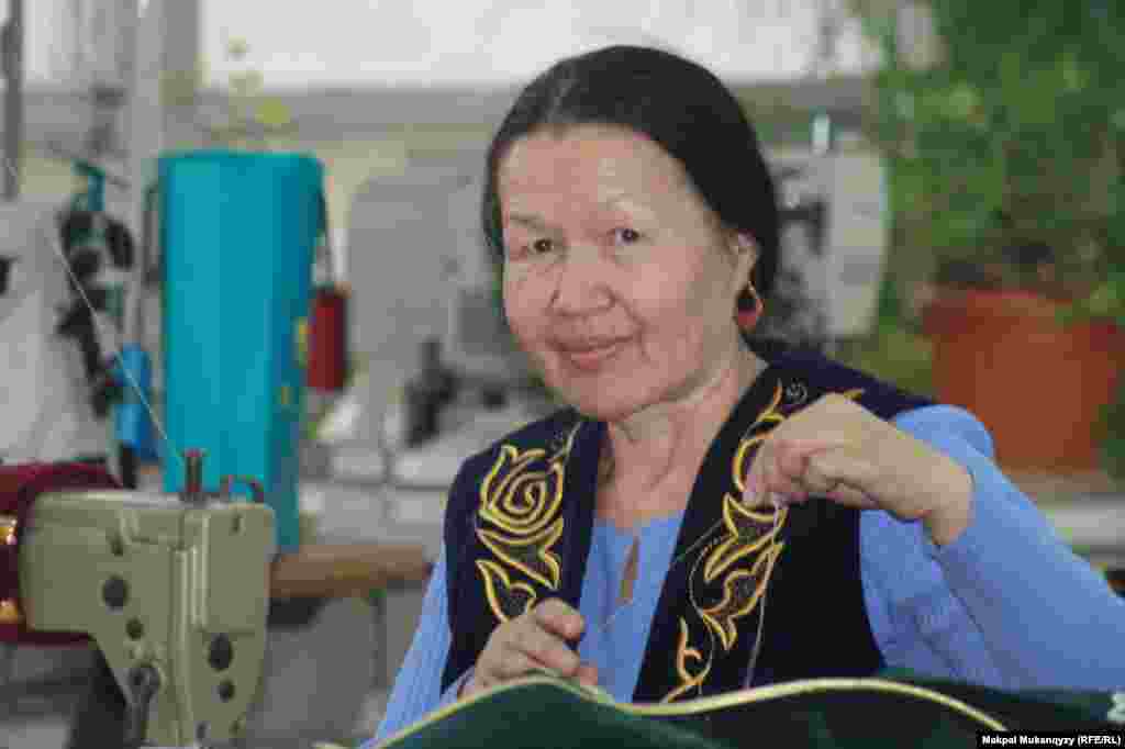 54-летняя портниха Дарига Есимбетова, воспитавшая шестерых детей, мечтает, чтобы люди носили национальную одежду не только по праздникам, но и в повседневной жизни. Алматы, 6 марта 2013 года.