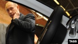 Российский премьер не упускает случая подержаться за рулевое колесо