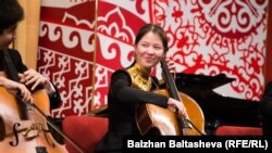 Музыканты группы виолончелистов на концерте, посвященном открытию Дома Абая в Китае. Алматы, 24 ноября 2015 года. 