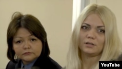 Адвокат Айман Умарова и Наталья Слекишина (справа) в бытность заключенной. Алматы, 30 сентября 2016 года.