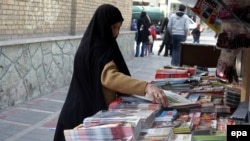 Газет-журналдар сөресі жанында тұрған әйел. Тегеран, 20 қаңтар 2014 жыл. (Көрнекі сурет)
