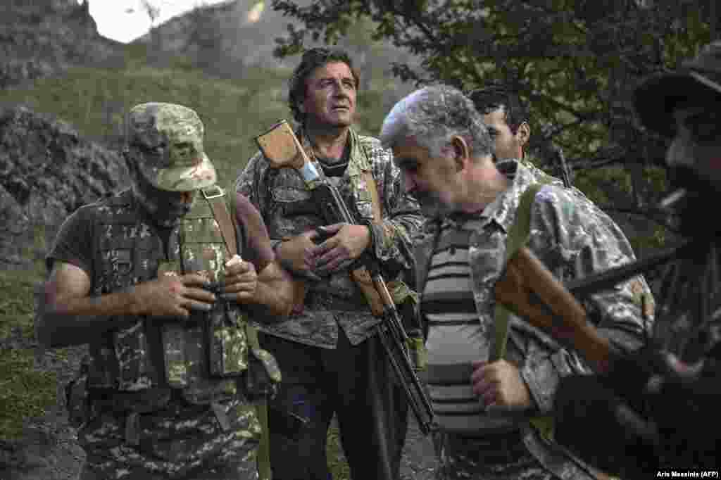 Етнички ерменски мажи со оружје од советско производство во село во Нагорно Карабах - отцепениот регион кој е меѓународно признат како дел од Азербејџан - на 23 октомври. &nbsp;