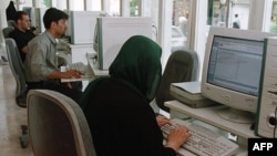 Iranians at an Internet cafe (file photo)