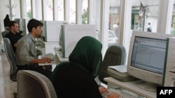 An Internet cafe in Tehran (file photo)