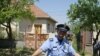 Policajac ispred kuće u kojoj je uhapšen Ratko Mladić