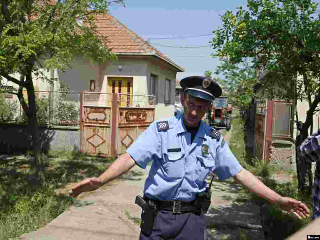 Policajac blokira ulaz u kuću u kojoj je uhapšen Ratko Mladić