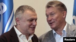 Головний тренер «Динамо» Олег Блохін (праворуч) все ще не може керувати діями своєї команди – він відновлюється після хвороби