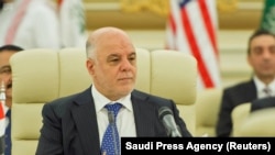 حیدر عبادی صدراعظم عراق حین سخنرانی در شورای هماهنگی میان عربستان سعودی و عراق در ریاض