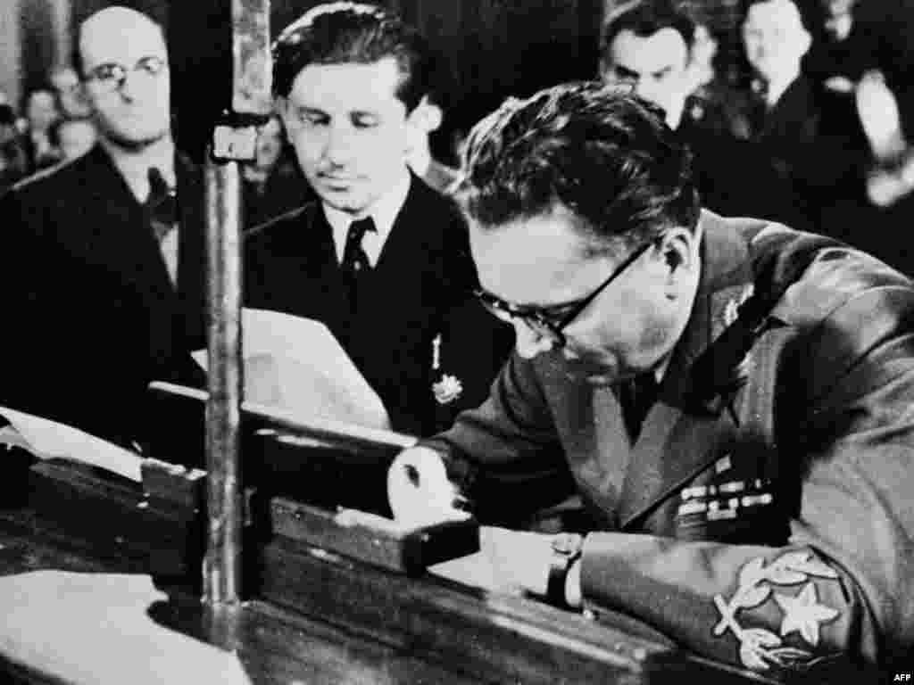 Тито Югославия Социалисттик Федеративдик Республикасын түзүү тууралуу декларацияга кол коюп жатат. 7-март, 1945-жыл.