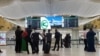 Aşgabadyň aeroportunda duran ýolagçylar (Arhiwden alnan illýustrasiýa suraty)