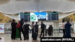 Aşgabadyň aeroportunda duran ýolagçylar (Arhiwden alnan illýustrasiýa suraty)