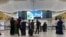 Aşgabadyň aeroportunda duran ýolagçylar (Arhiwden alnan illýustrasiýa suraty)