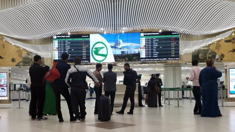 Aşgabadyň aeroportunda ‘Türkmenhowaýollarynyň’ ýolagçylarynyň goşlary ogurlanýar