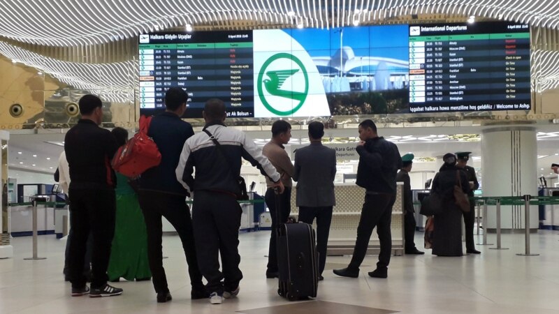 Aşgabadyň aeroportunda daşary ýurda barýan türkmenistanlylaryň 20-ä golaýy uçara goýberilmedi