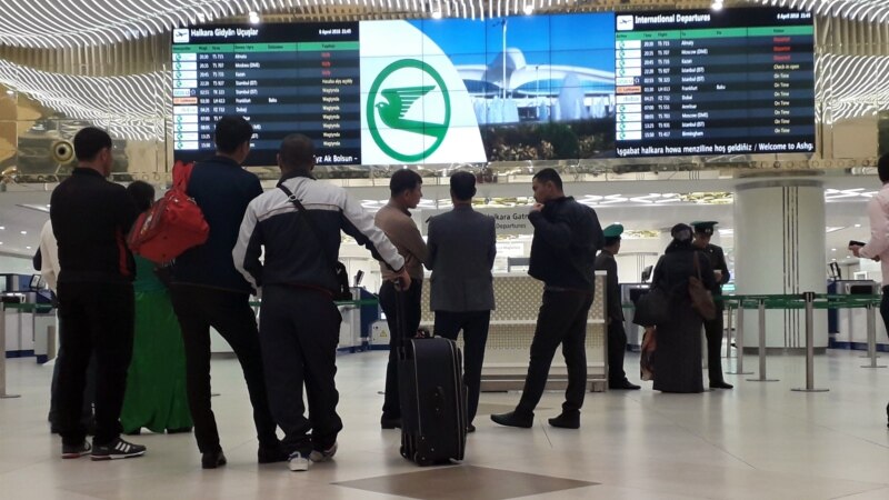 Migrasiýanyň işgärleri Aşgabadyň aeroportunda gyzyly bolanlara berk daraýar