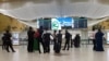 Aşgabadyň aeroportunda zenanlar halkara reýslerinden düşürilýär