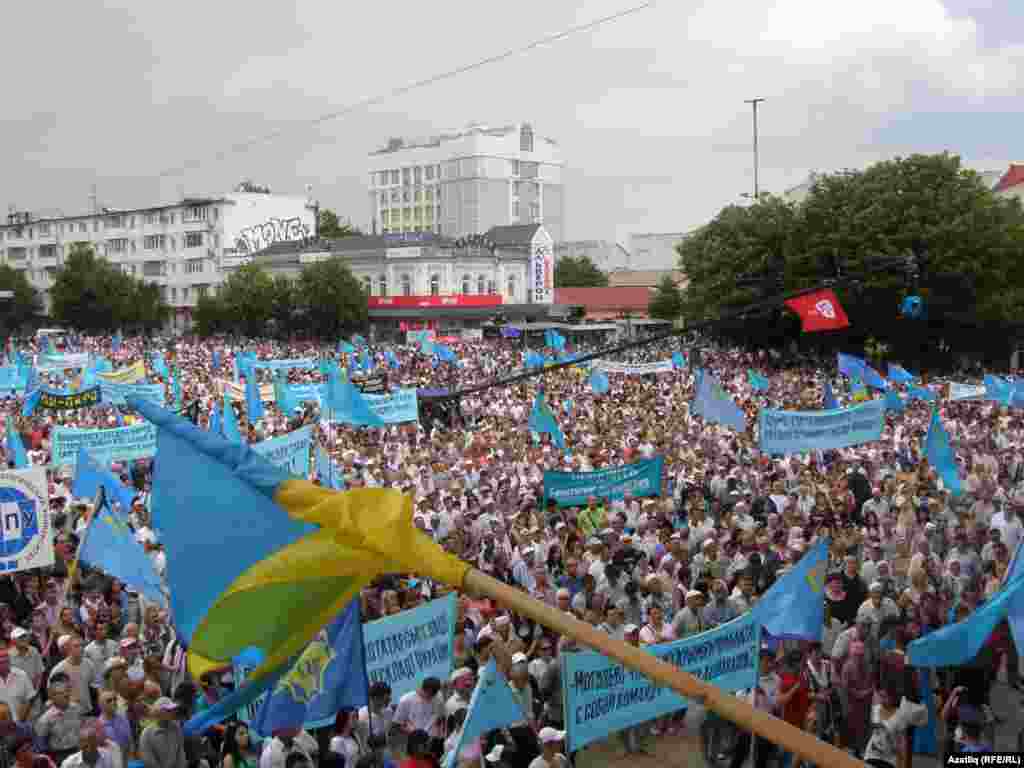 Мітинг у День пам&#39;яті жертв депортації кримськотатарського народу з Криму на центральній площі Сімферополя, 2013 рік