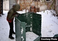 Нікіта та Софія-Христина встановлюють компостер на шкільному подвір'ї