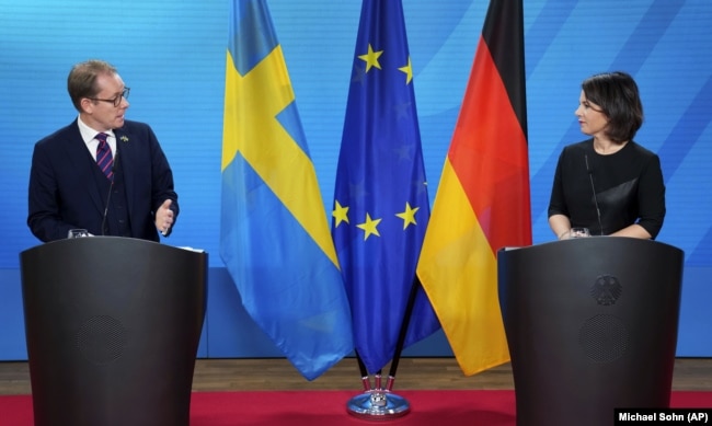 Міністр закордонних справ Німеччини Анналена Бербок (праворуч) і керівник МЗС Швеції Тобіас Більстрем. Берлін, 10 листопада 2022 року